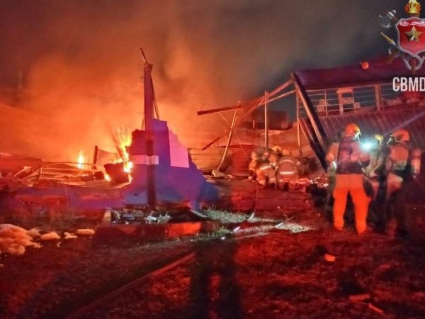 Incêndio atinge galpão comercial em Águas Claras