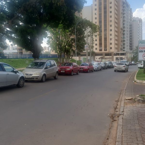 Estacionamento irregular na Rua 25 Sul e Arariba incomoda moradores