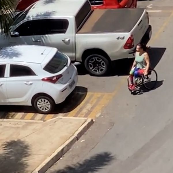 Cadeirante não consegue subir em calçada em Águas Claras
