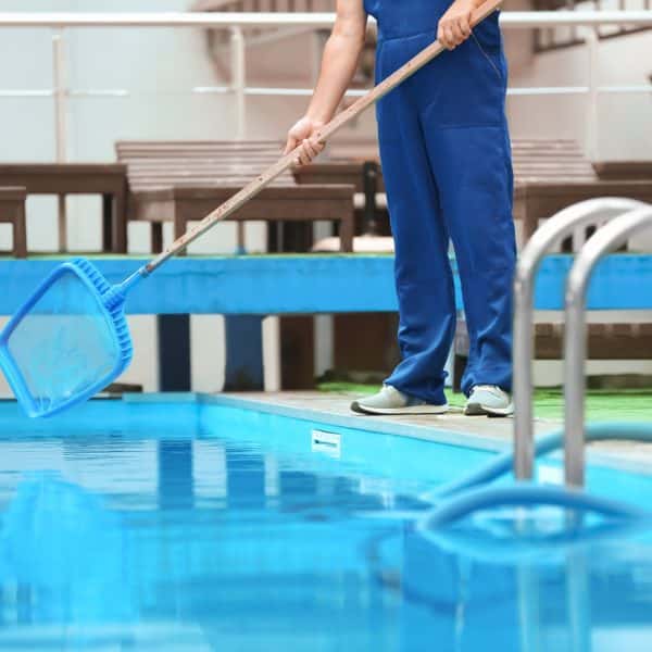 A importância de manter a limpeza de piscinas em dia