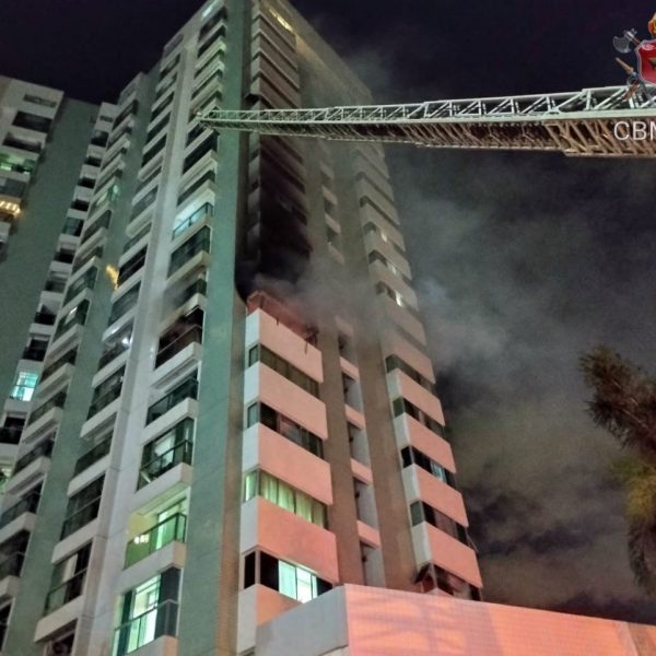 Apartamento pega fogo no Edifício Green Park