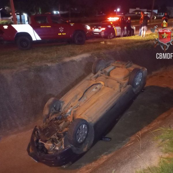 Carro capota e cai em vala em Águas Claras