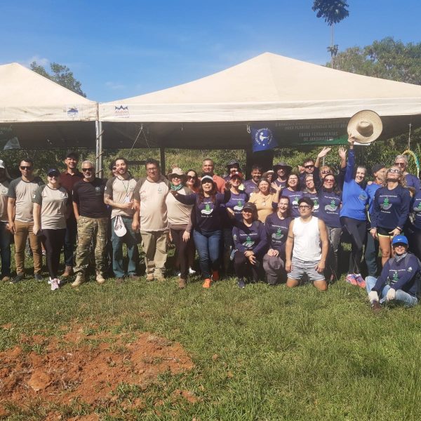 Plantio comunitário de árvores em Águas Claras