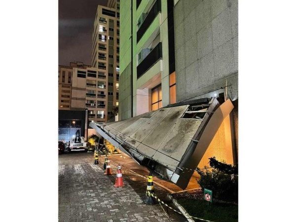 Chuva forte derruba parte da marquise de prédio