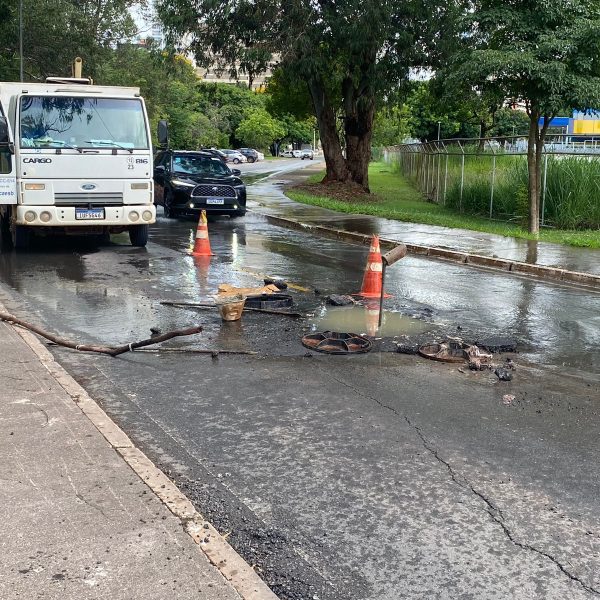 Bueiro transborda na Avenida Parque Águas Claras