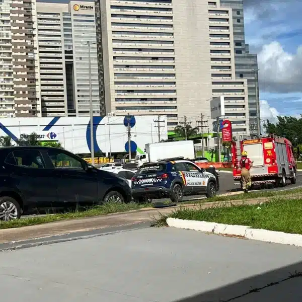 Ônibus deixa rastro de óleo e causa acidentes