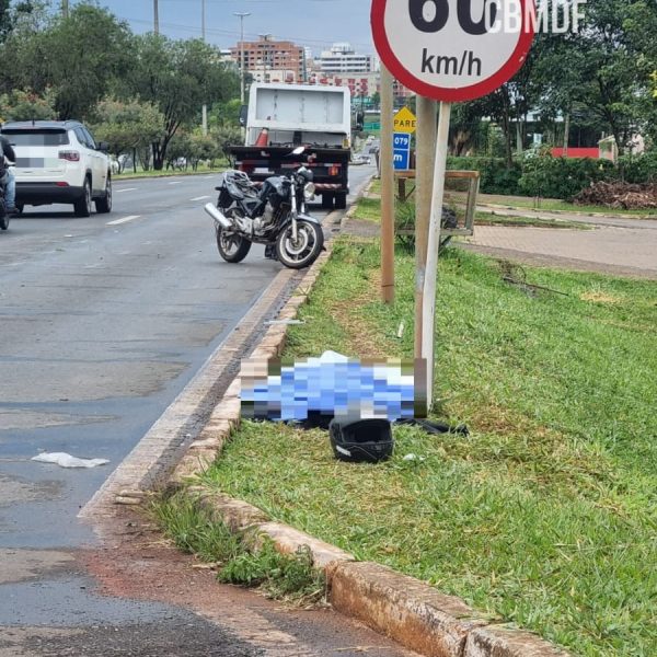 Motociclista morre depois de bater em poste