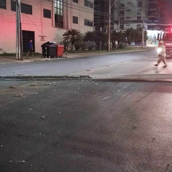 Acidente na Avenida Parque Águas Claras causa queda de poste