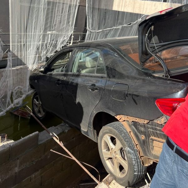 Carro invade canteiro de obras