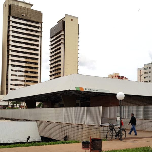 Mulher desmaia e cai nos trilhos do metrô