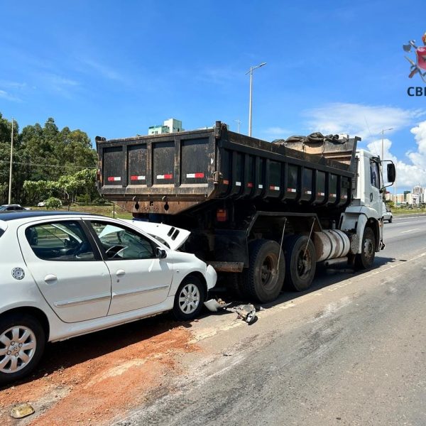 Acidente grave na EPTG deixa duas pessoas feridas