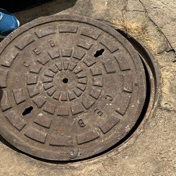 Mulher cai em bueiro e fica ferida em Águas Claras