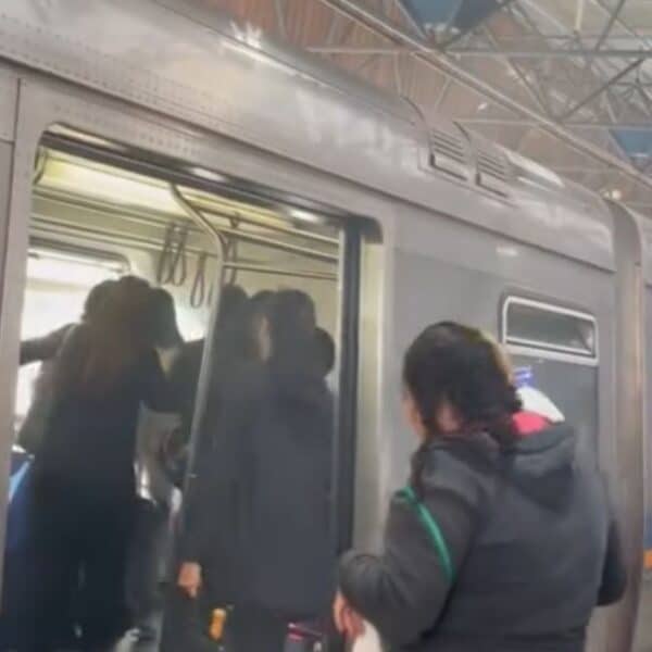 Cheiro de queimado, fumaça e superlotação: manhã de caos no Metrô em Águas Claras