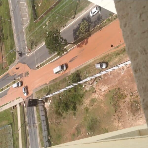 Vazamento transforma Rua 33 Sul em “rio” e mobiliza equipe da Caesb