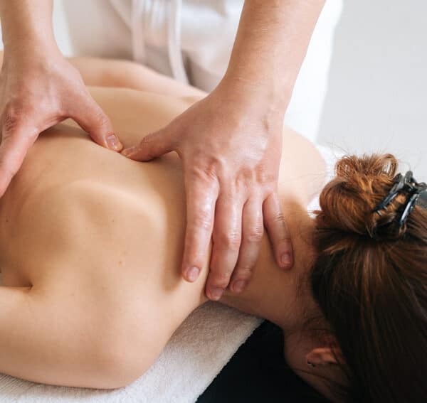 Golpe da massagem: profissional convence clientes com pacotes promocionais e desaparece