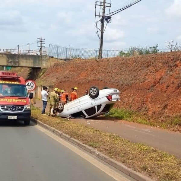 Motorista fica ferido ao capotar carro próximo a Águas Claras