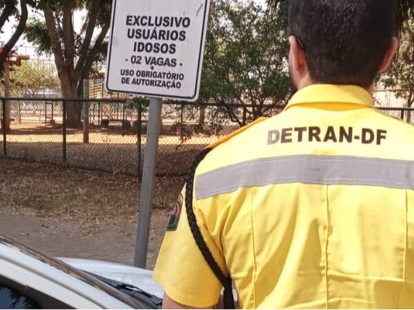 Detran fiscaliza vagas especiais em Águas Claras
