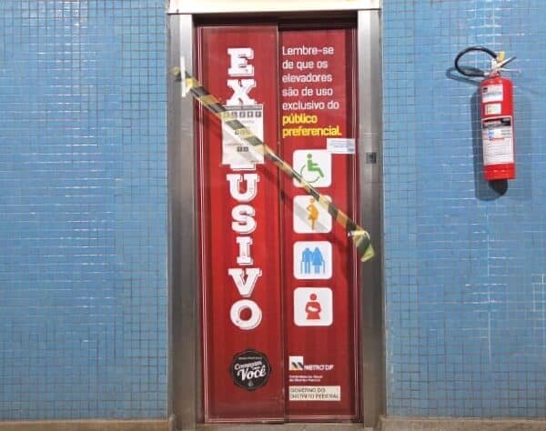 Falta de manutenção em elevadores do Metrô-DF coloca cadeirantes em risco