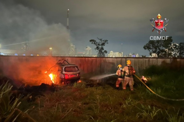 Bombeiros controlam incêndio em veículo próximo ao Atacadão Dia a Dia