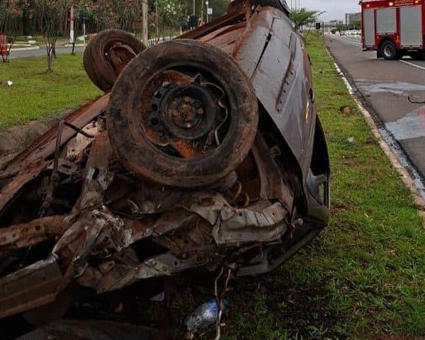 Motorista não resiste após capotamento grave na EPTG