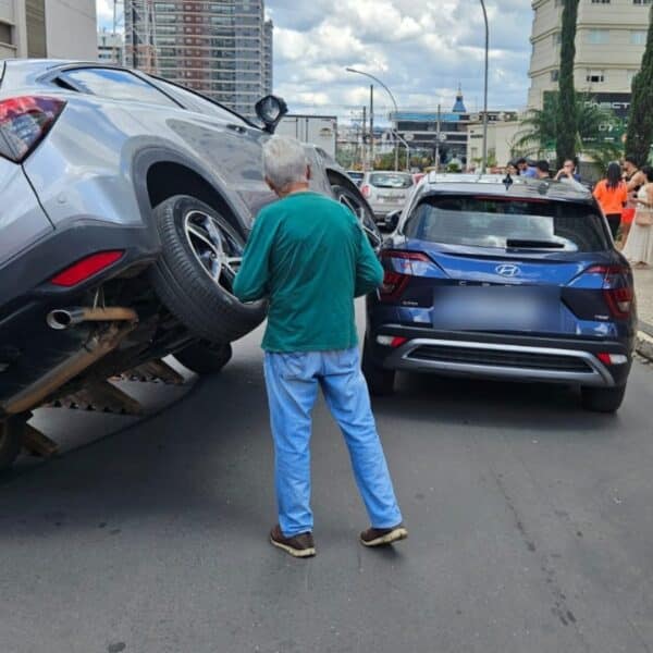 Carro fica apoiado sobre outro após colisão em Águas Claras