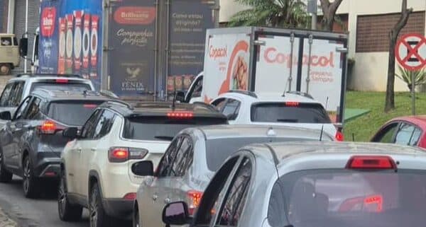 Caminhões de supermercados travam o trânsito em Águas Claras e irritam moradores