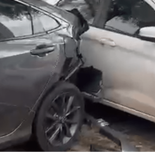 Motorista atinge carro estacionado e foge na Alameda dos Eucaliptos, em Águas Claras