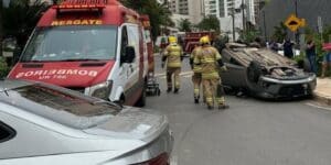 Capotamento mobiliza bombeiros e deixa uma pessoa ferida em Águas Claras