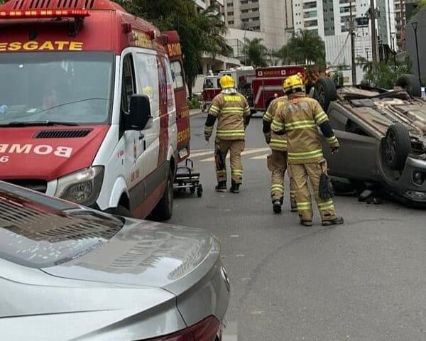 Capotamento mobiliza bombeiros e deixa uma pessoa ferida em Águas Claras