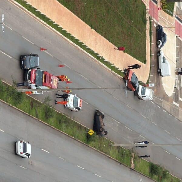 Três carros se envolvem em acidente e bombeiros socorrem motorista