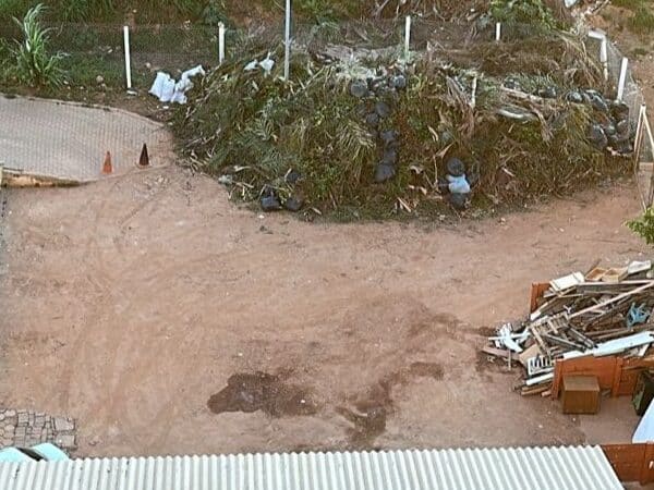 Papa-entulho da Avenida Jacarandá gera denúncias de barulho e riscos à saúde em Águas Claras