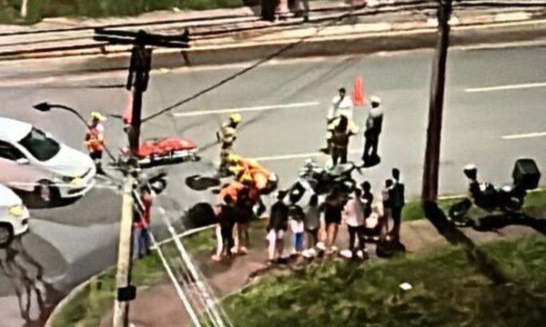 Colisão entre carro e motocicleta deixa jovem ferido em Águas Claras