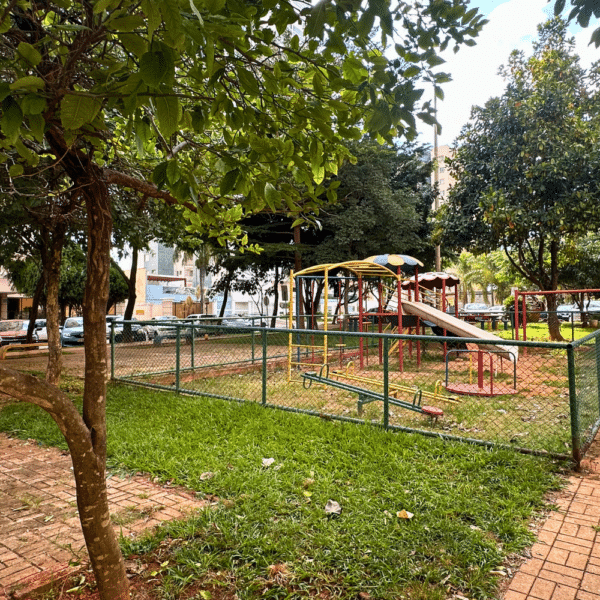 De Olho na Praça: parquinho danificado e calçadas deterioradas preocupam na Praça Graúna