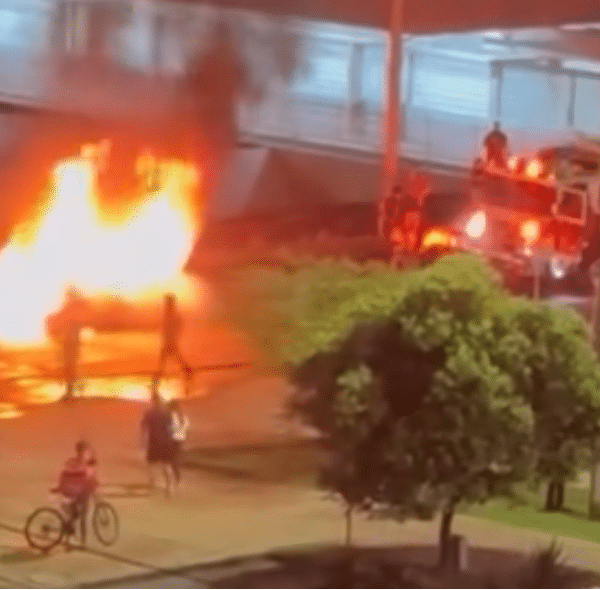 Incêndio atinge carro ao lado da Estação Arniqueiras, em Águas Claras