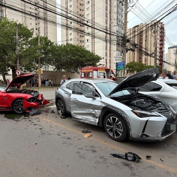 Colisão entre Mustang, Cronos e Lexus deixa um ferido em Águas Claras