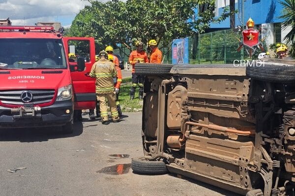Batida entre Cronos e Kwid deixa uma pessoa ferida em Águas Claras