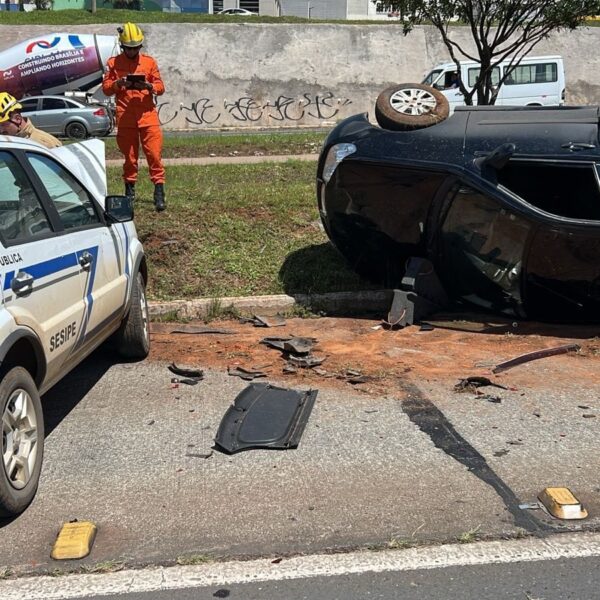 Acidente entre dois carros deixa motorista ferido na EPTG
