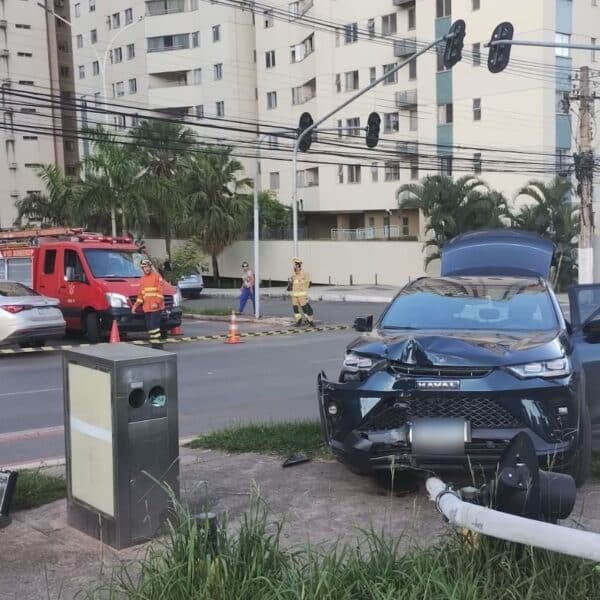 Colisão entre dois carros mobiliza bombeiros em Águas Claras