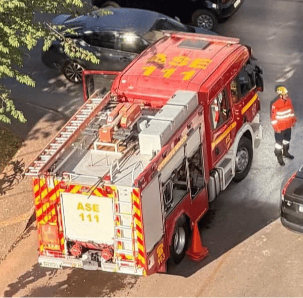 Bombeiros apagam incêndio em carro na Rua 37 Sul