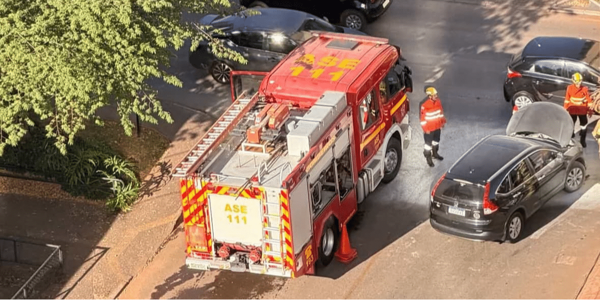 Bombeiros apagam incêndio em carro na Rua 37 Sul