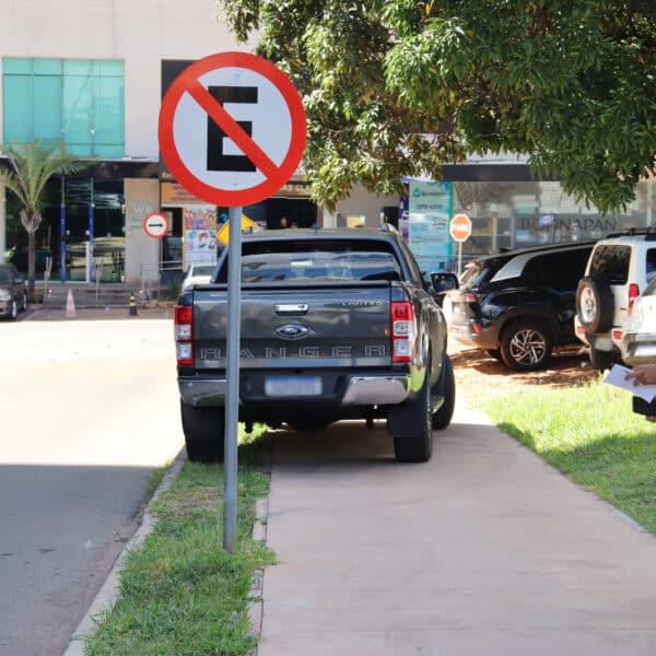 Uso indevido de vagas especiais leva Detran a autuar 64 motoristas em Águas Claras