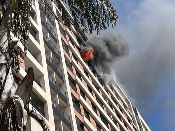 Apartamento pega fogo no 9º andar de prédio em Águas Claras