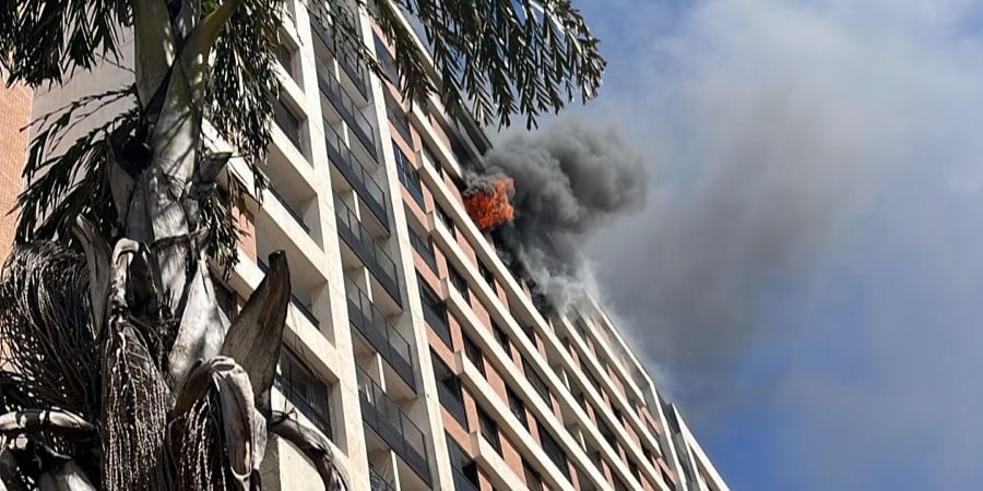 Apartamento pega fogo no 9º andar de prédio em Águas Claras