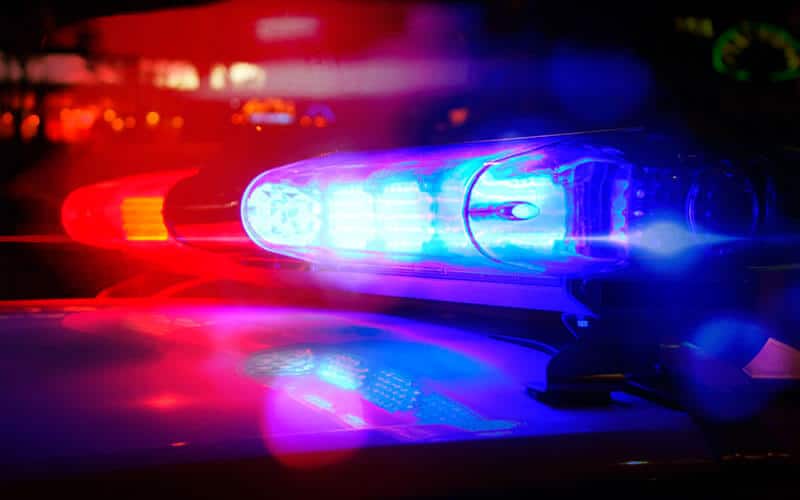 Mulher se envolve em briga, agride duas pessoas e ainda desacata policial na delegacia