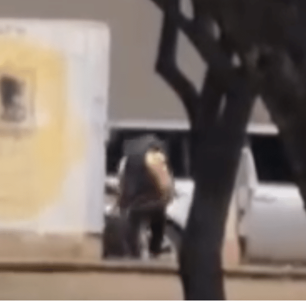 Homem é flagrado retirando cabos de caixa de telefonia na Estação Arniqueiras, em Águas Claras