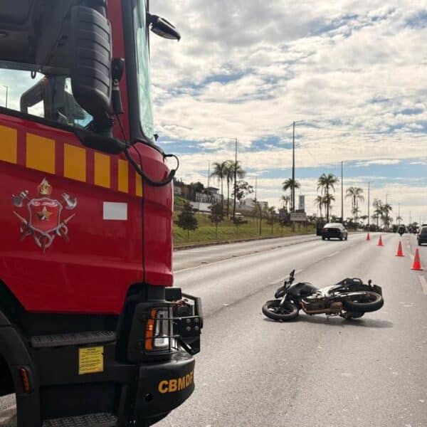 Acidente na EPTG leva motociclista ao hospital e causa interdição de faixas