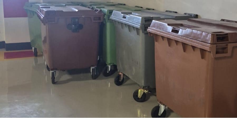 Após repercussão sobre lixo, condomínio esclarece situação dos contêineres