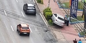 Motorista sofre mal súbito e atinge haste de proteção em Águas Claras
