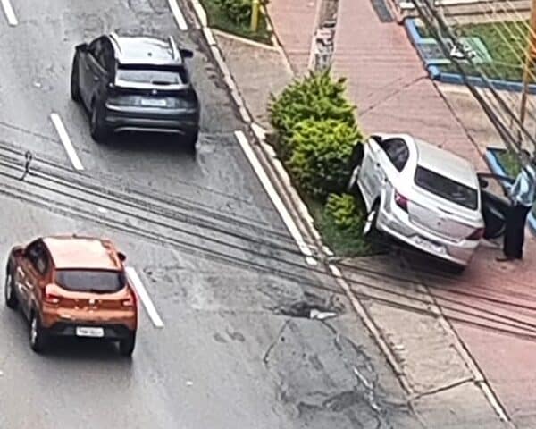 Motorista sofre mal súbito e atinge haste de proteção em Águas Claras