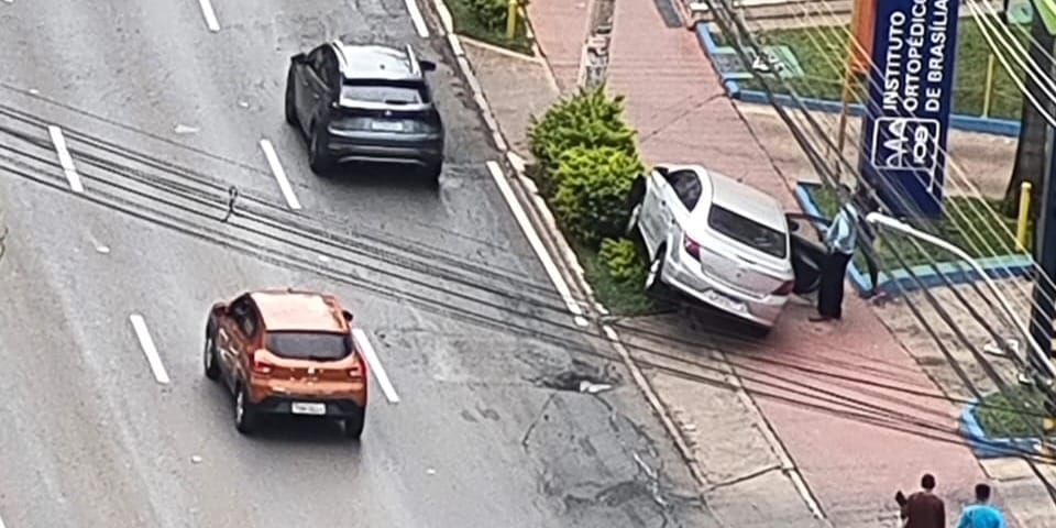 Motorista sofre mal súbito e atinge haste de proteção em Águas Claras